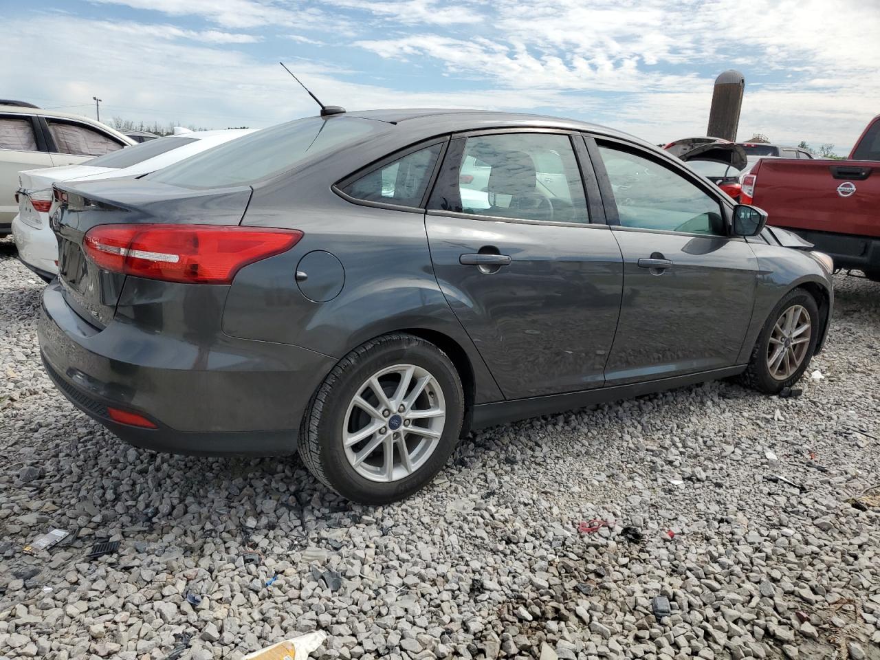 2018 Ford Focus Se vin: 1FADP3F26JL219977