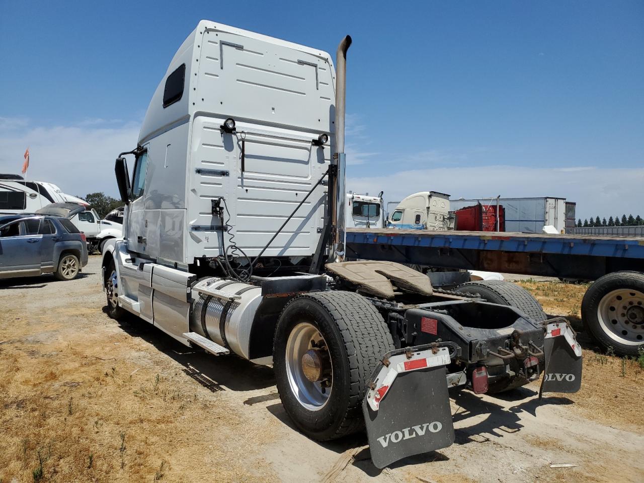 Lot #2960056068 2013 VOLVO VN VNL