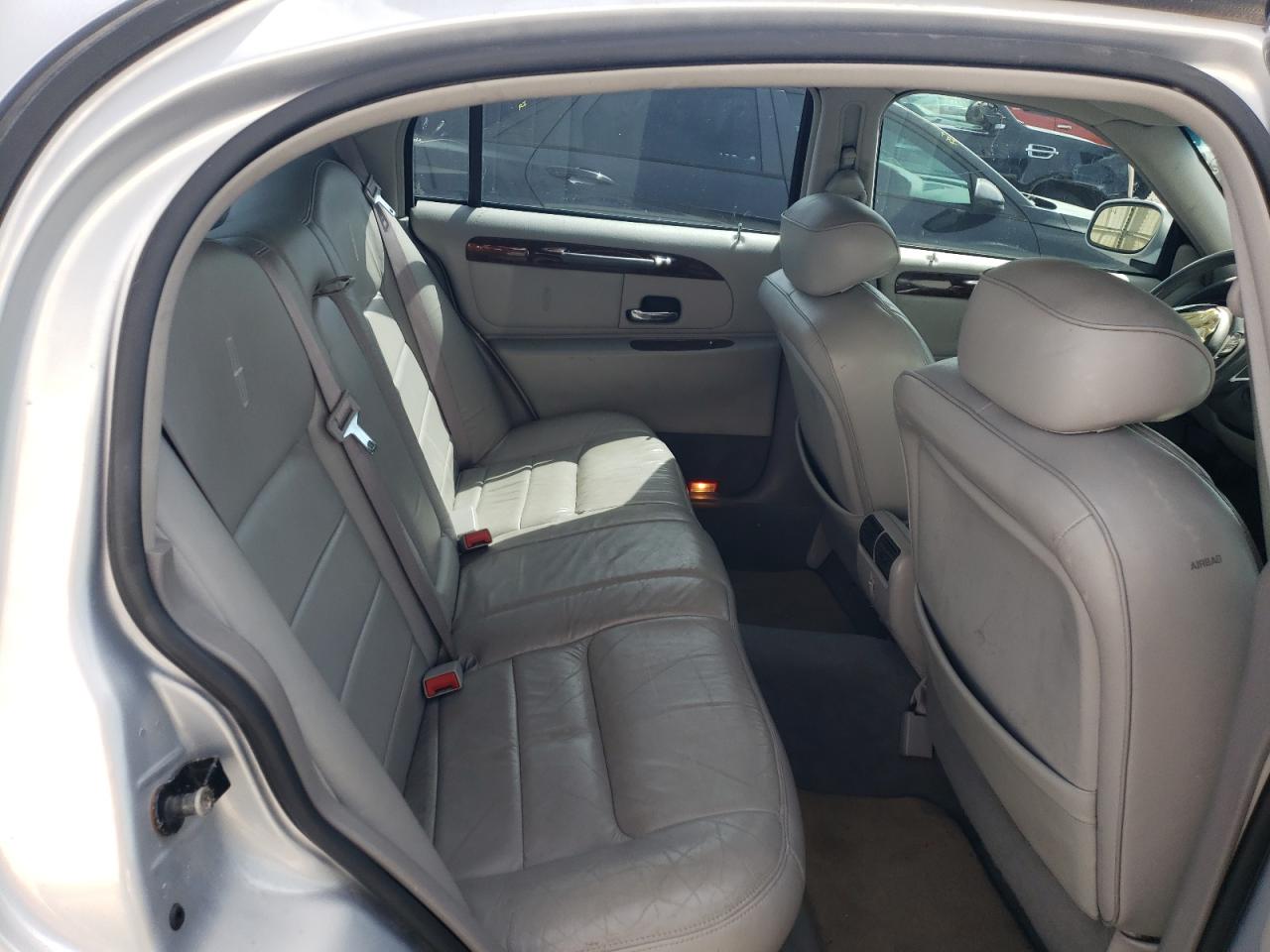 1LNHM81W52Y611389 2002 Lincoln Town Car Executive