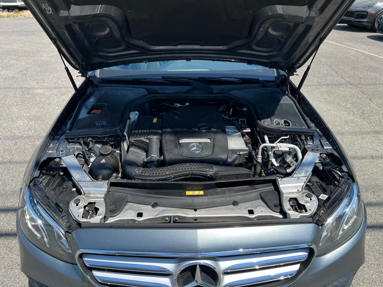 2018 Mercedes-Benz E 300 vin: WDDZF4JB2JA341432