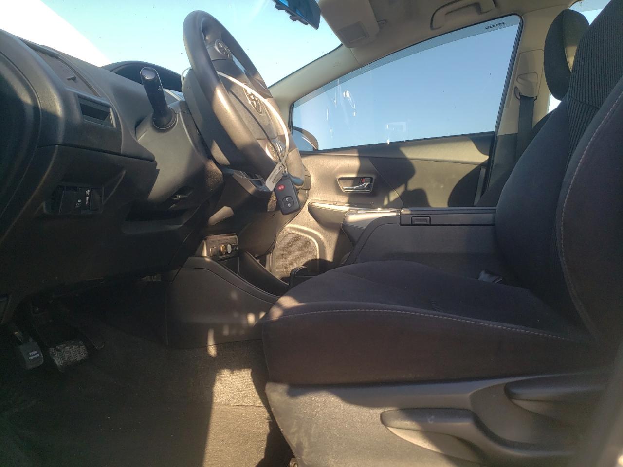 JTDZN3EU8GJ046475 2016 Toyota Prius V