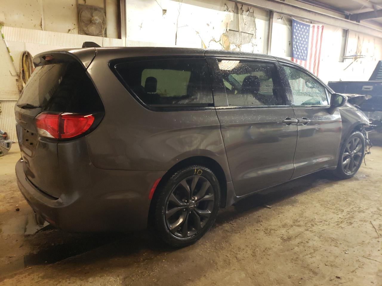 2019 Chrysler Pacifica Touring Plus vin: 2C4RC1FG4KR738157