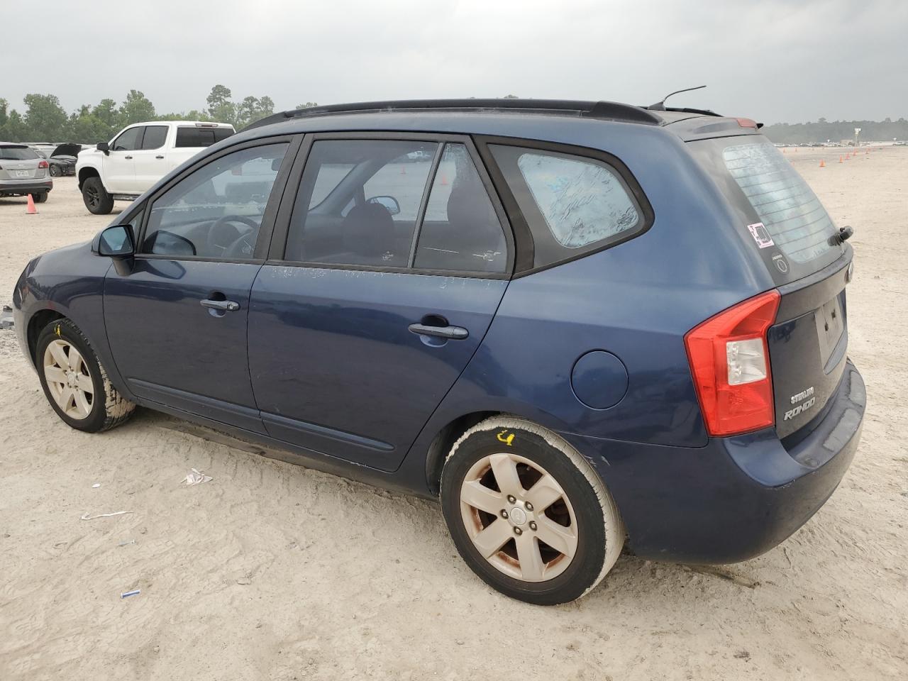 KNAFG526087129392 2008 Kia Rondo Lx