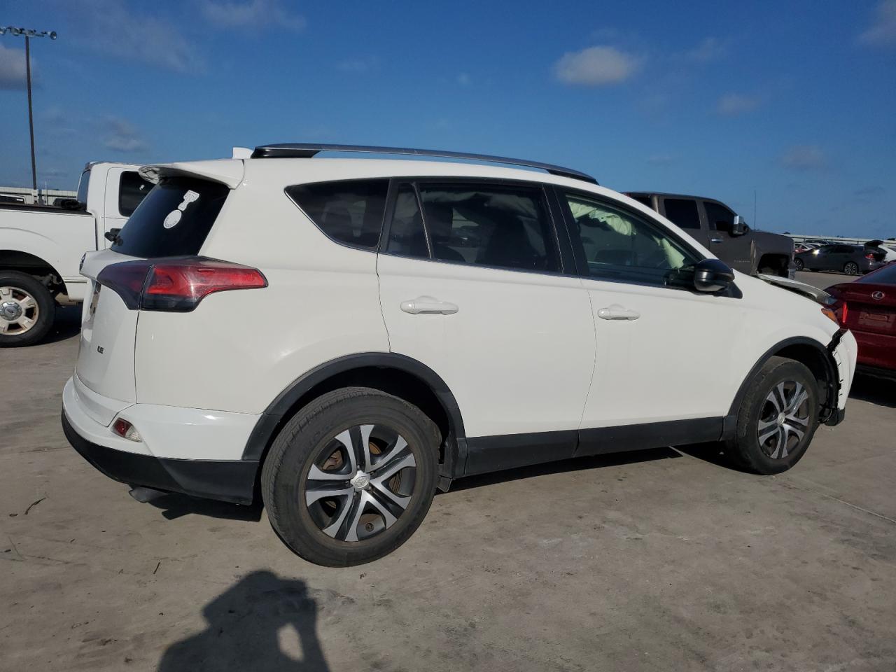 JTMZFREV8HJ712843 2017 Toyota Rav4 Le