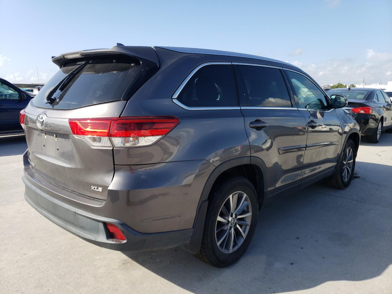 5TDKZRFH2JS550055 2018 Toyota Highlander Se