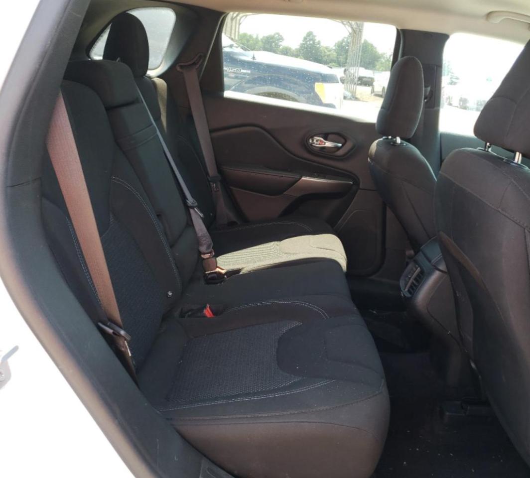 1C4PJLCB3KD171377 2019 Jeep Cherokee Latitude