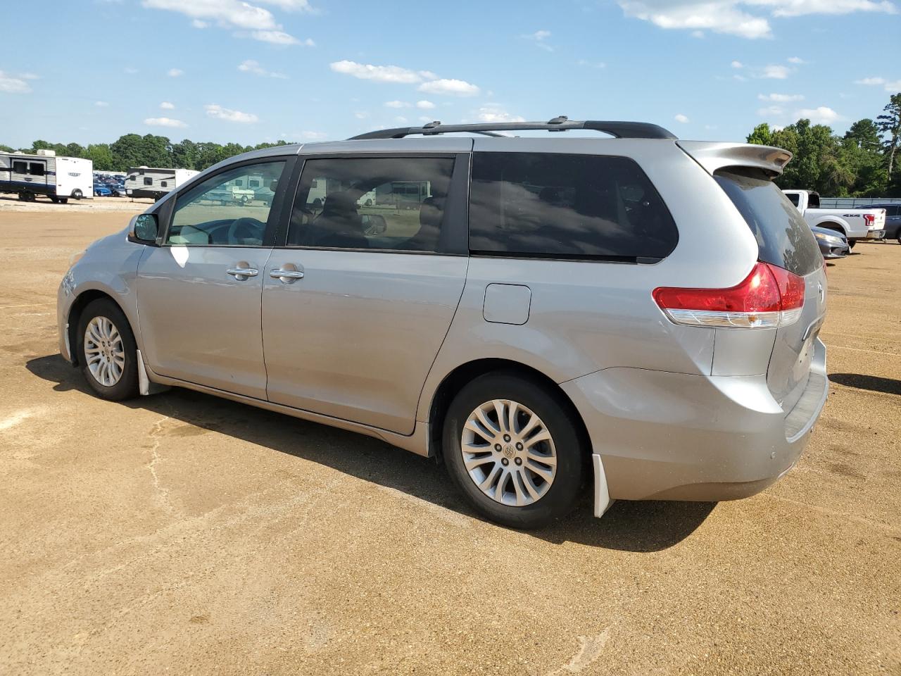 5TDYK3DC4DS325028 2013 Toyota Sienna Xle