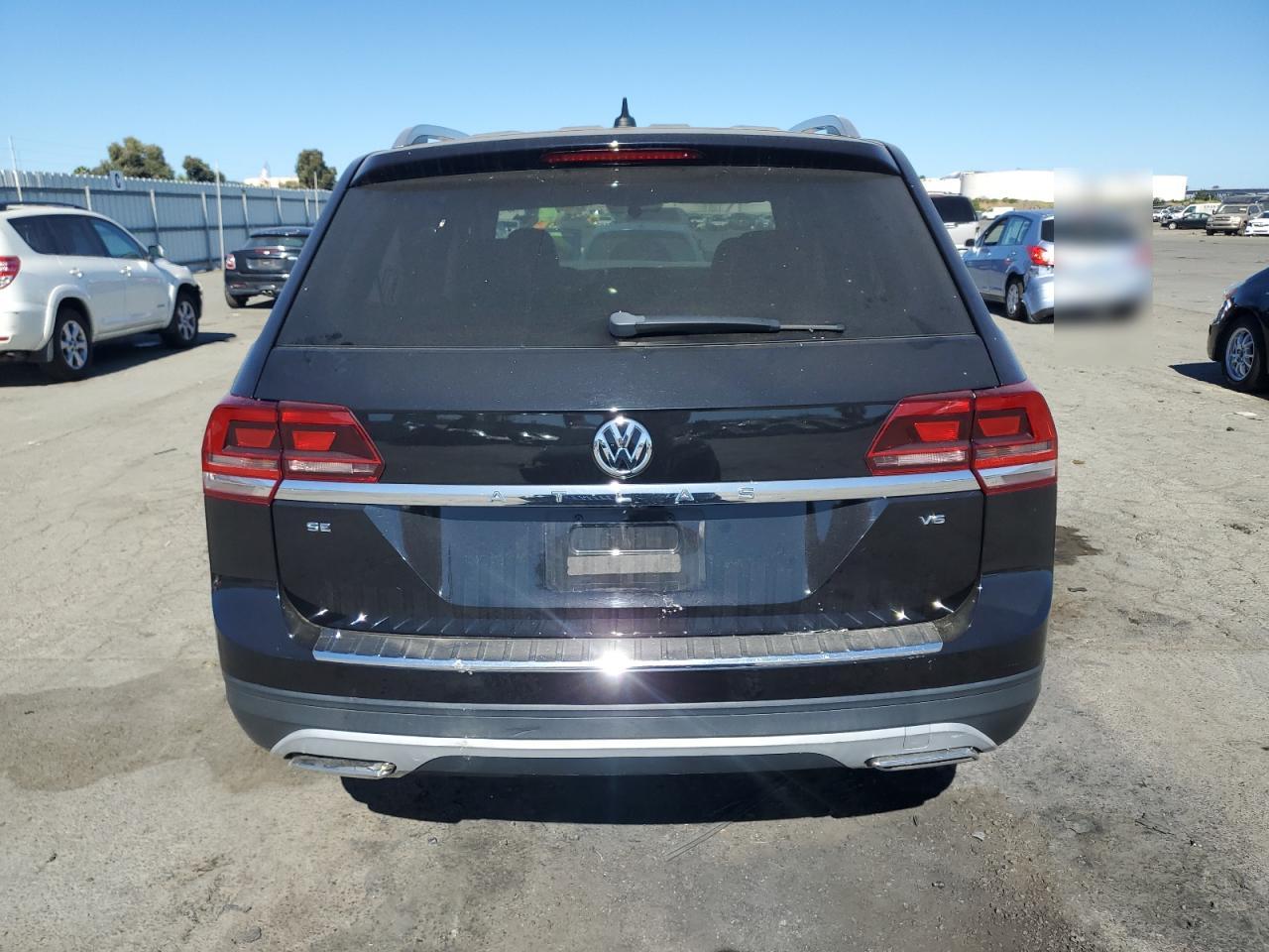 2018 Volkswagen Atlas Se vin: 1V2CR2CA6JC523279