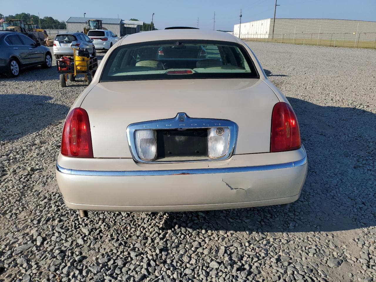 1LNHM83W8YY906623 2000 Lincoln Town Car Cartier