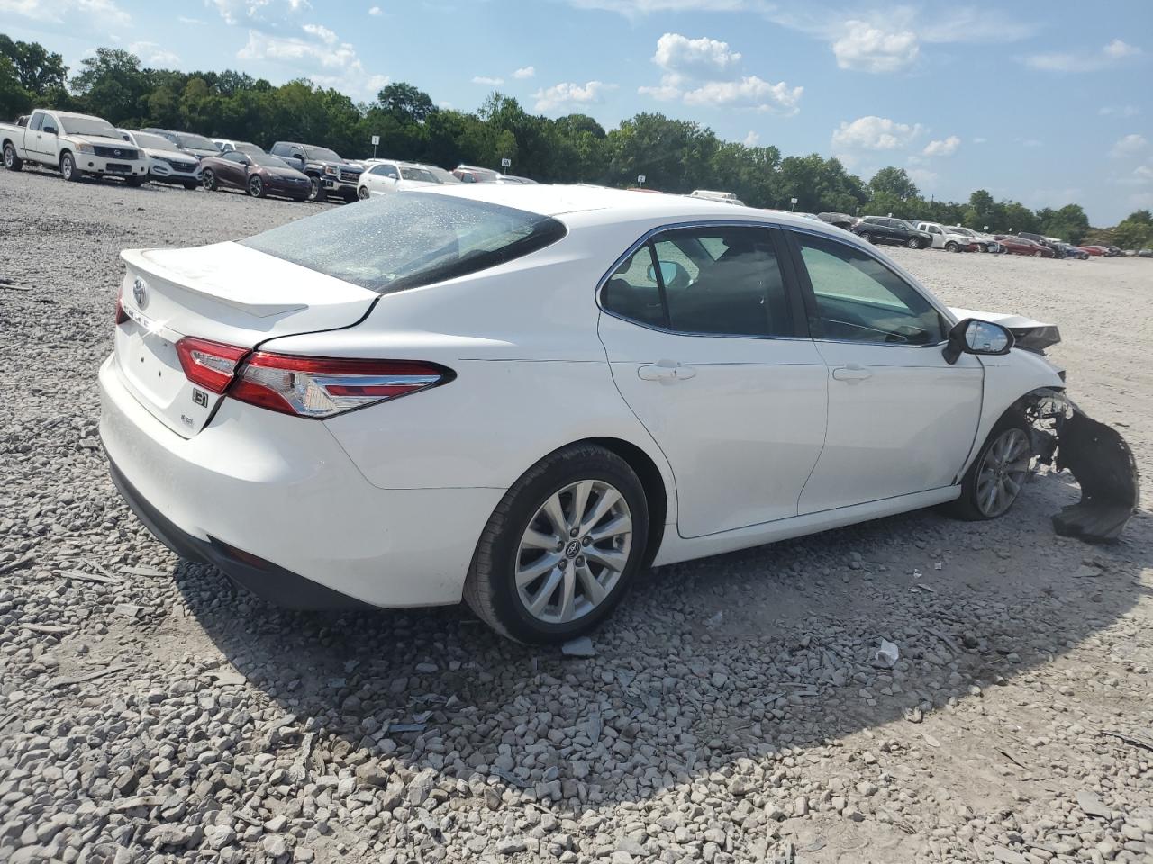 2018 Toyota Camry L vin: 4T1B11HKXJU032672