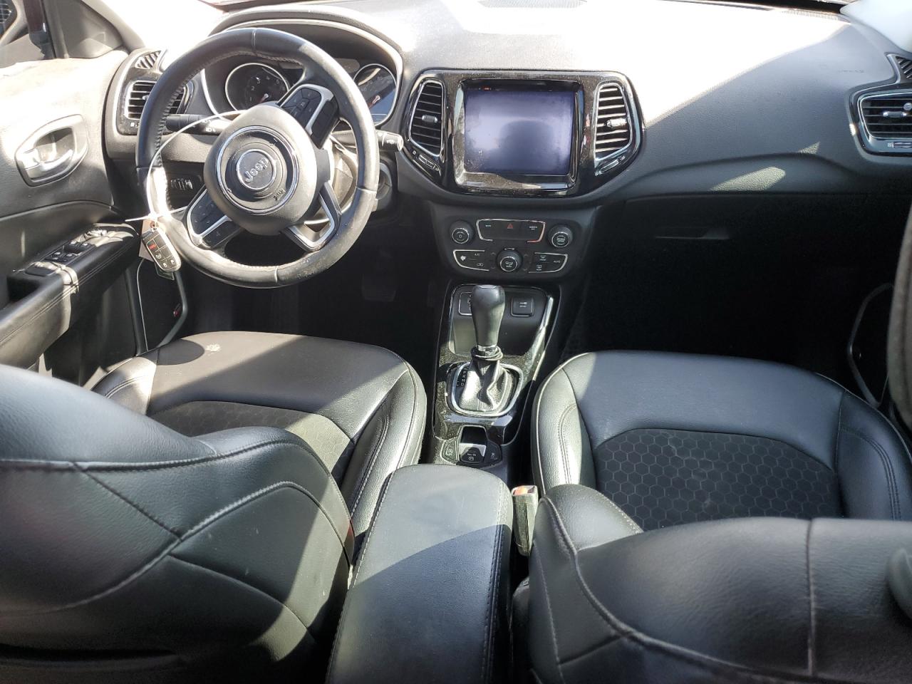 3C4NJCBB8KT749394 2019 Jeep Compass Latitude