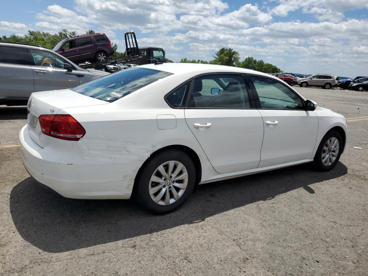 2015 Volkswagen Passat S vin: 1VWAT7A33FC055642