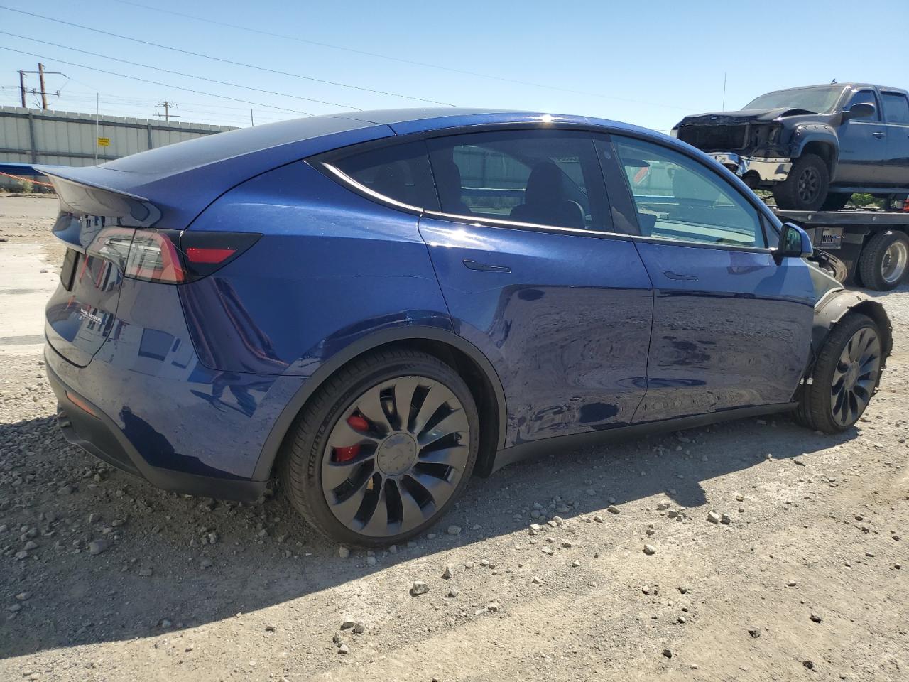 2022 Tesla Model Y vin: 7SAYGDEF7NF493352