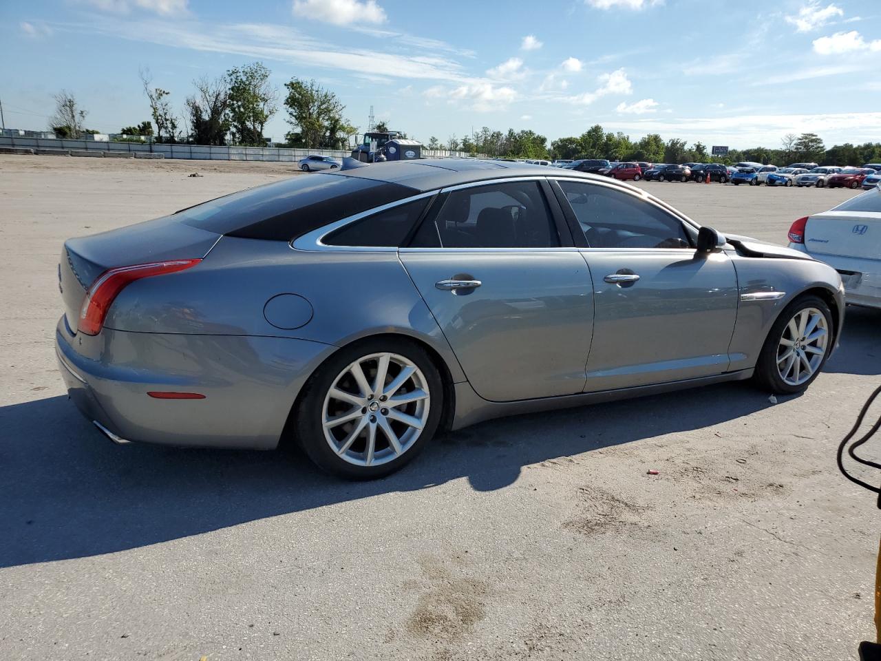 2013 Jaguar Xj vin: SAJWA1C7XD8V42835