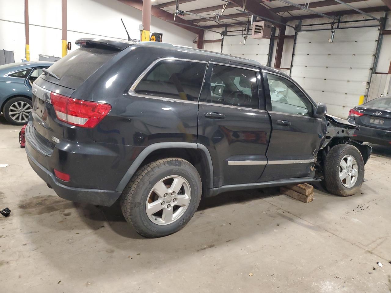 1J4RR4GG0BC576237 2011 Jeep Grand Cherokee Laredo