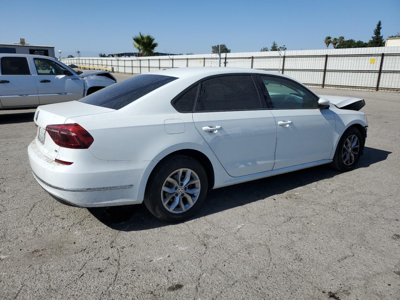 2018 Volkswagen Passat S vin: 1VWAA7A31JC004994