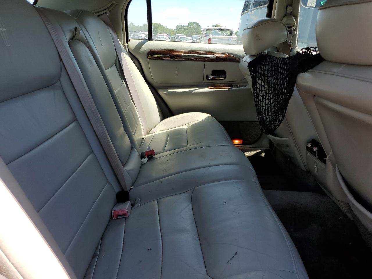 1LNHM81W71Y672824 2001 Lincoln Town Car Executive