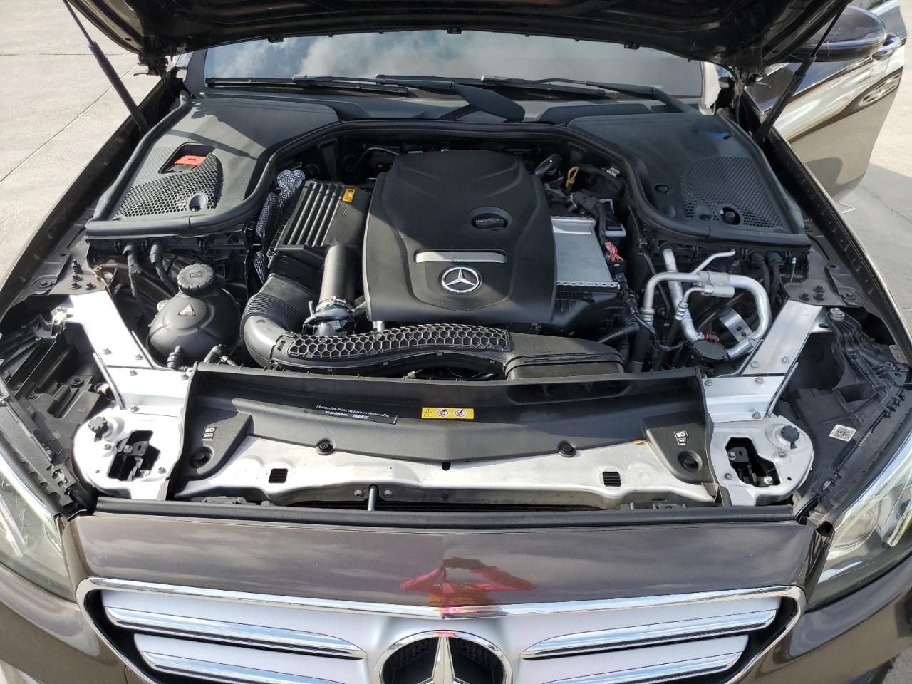 2018 Mercedes-Benz E 300 vin: WDDZF4JB9JA396573