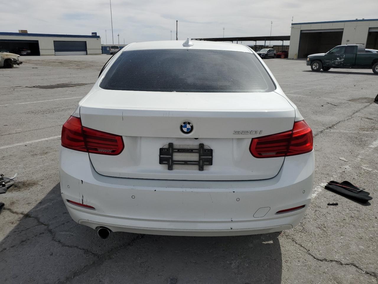 2016 BMW 320 I vin: WBA8A9C52GK617925