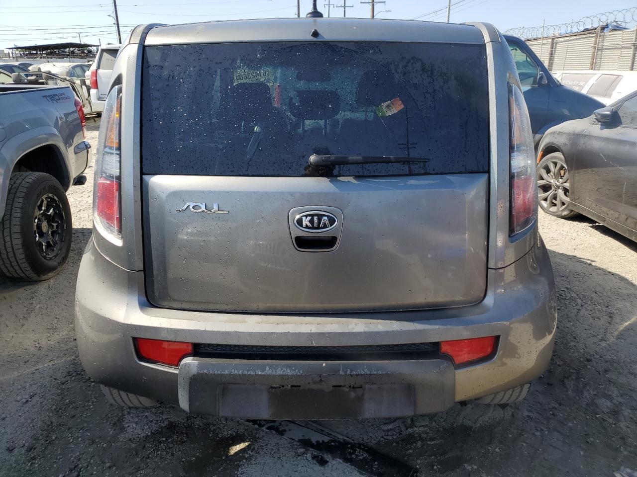 KNDJT2A22B7279372 2011 Kia Soul +