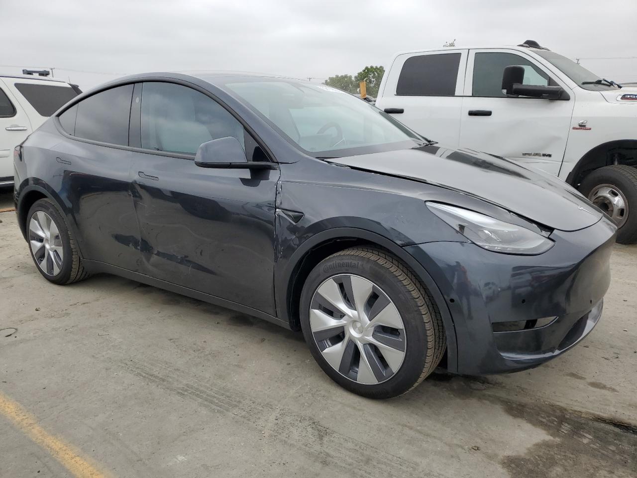 2024 Tesla Model Y vin: 7SAYGAEE9RF044508