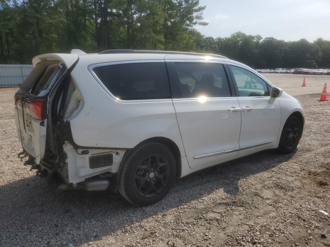 2017 Chrysler Pacifica Touring L vin: 2C4RC1BG3HR763064