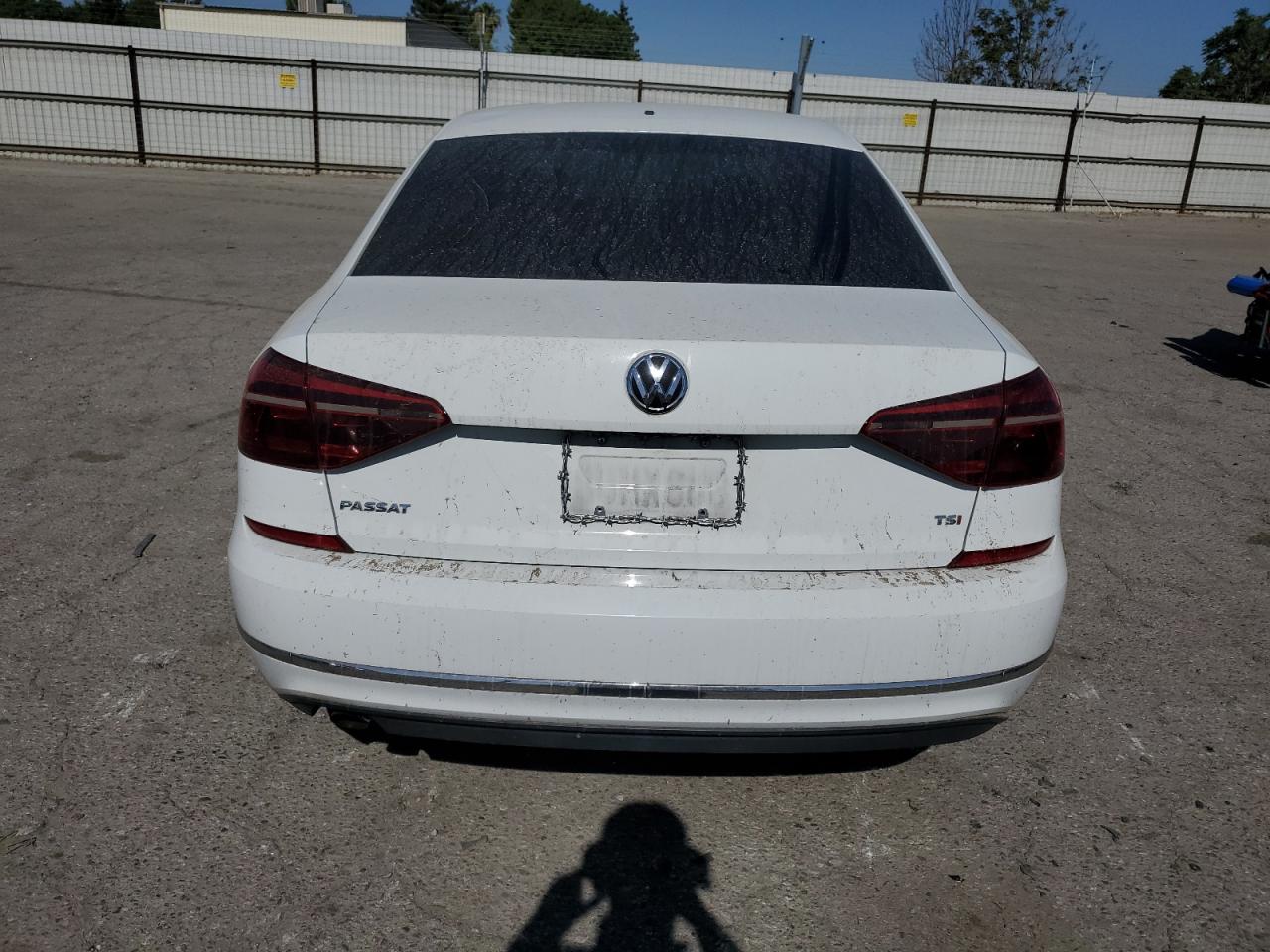 2018 Volkswagen Passat S vin: 1VWAA7A31JC004994