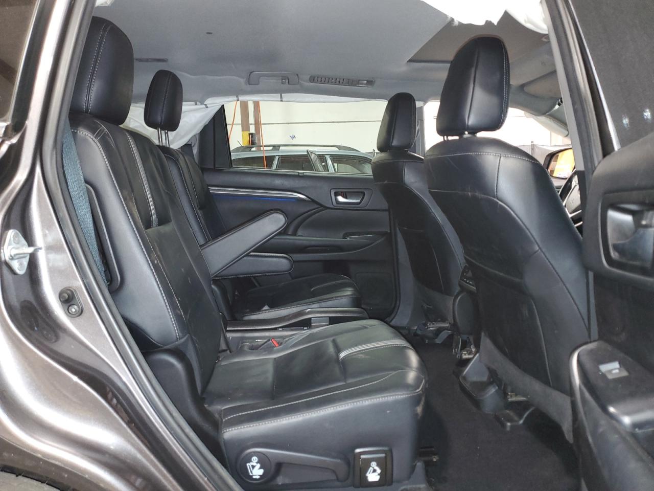 5TDJZRFH5JS859546 2018 Toyota Highlander Se