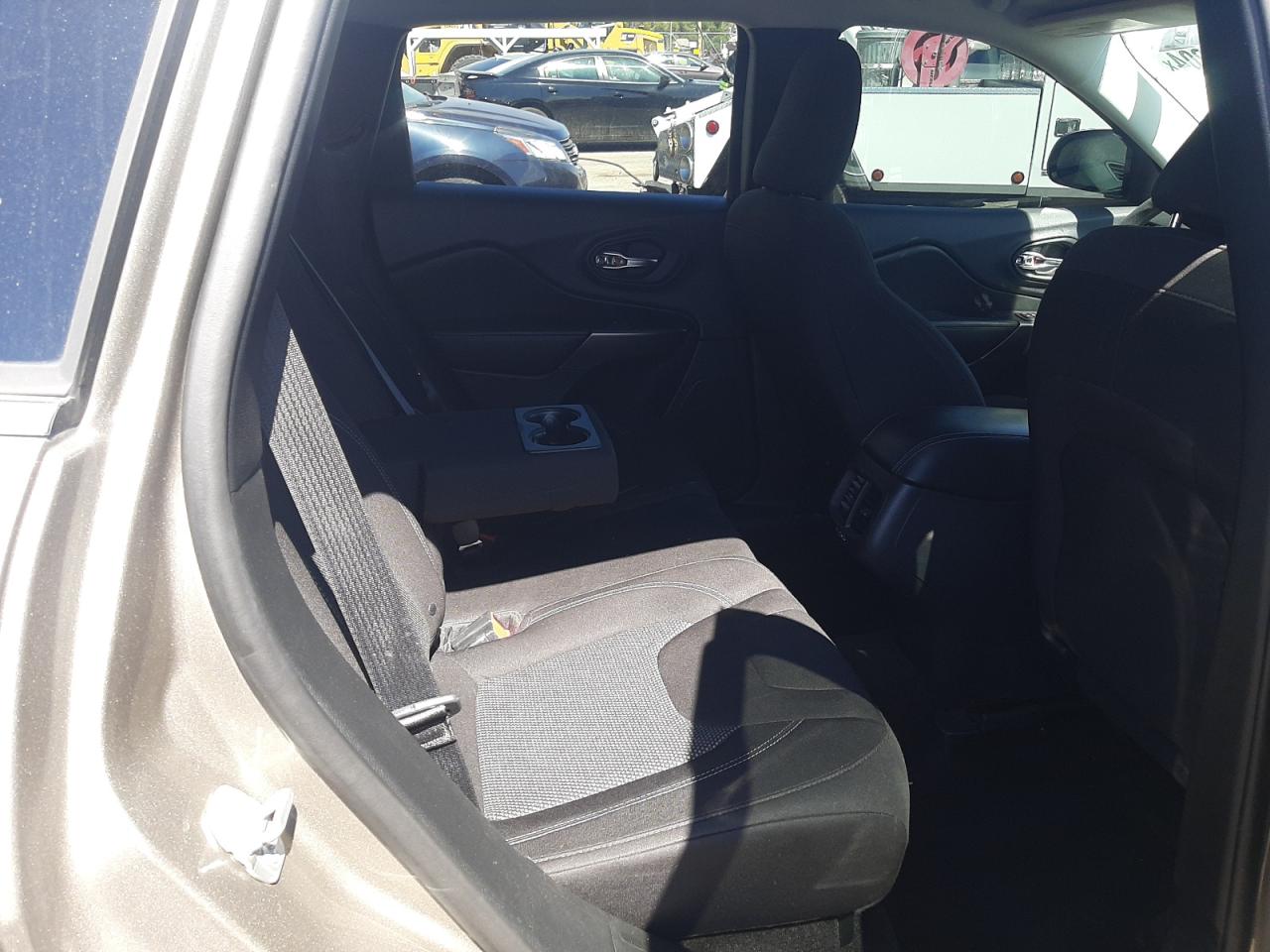 1C4PJLCXXKD263761 2019 Jeep Cherokee Latitude