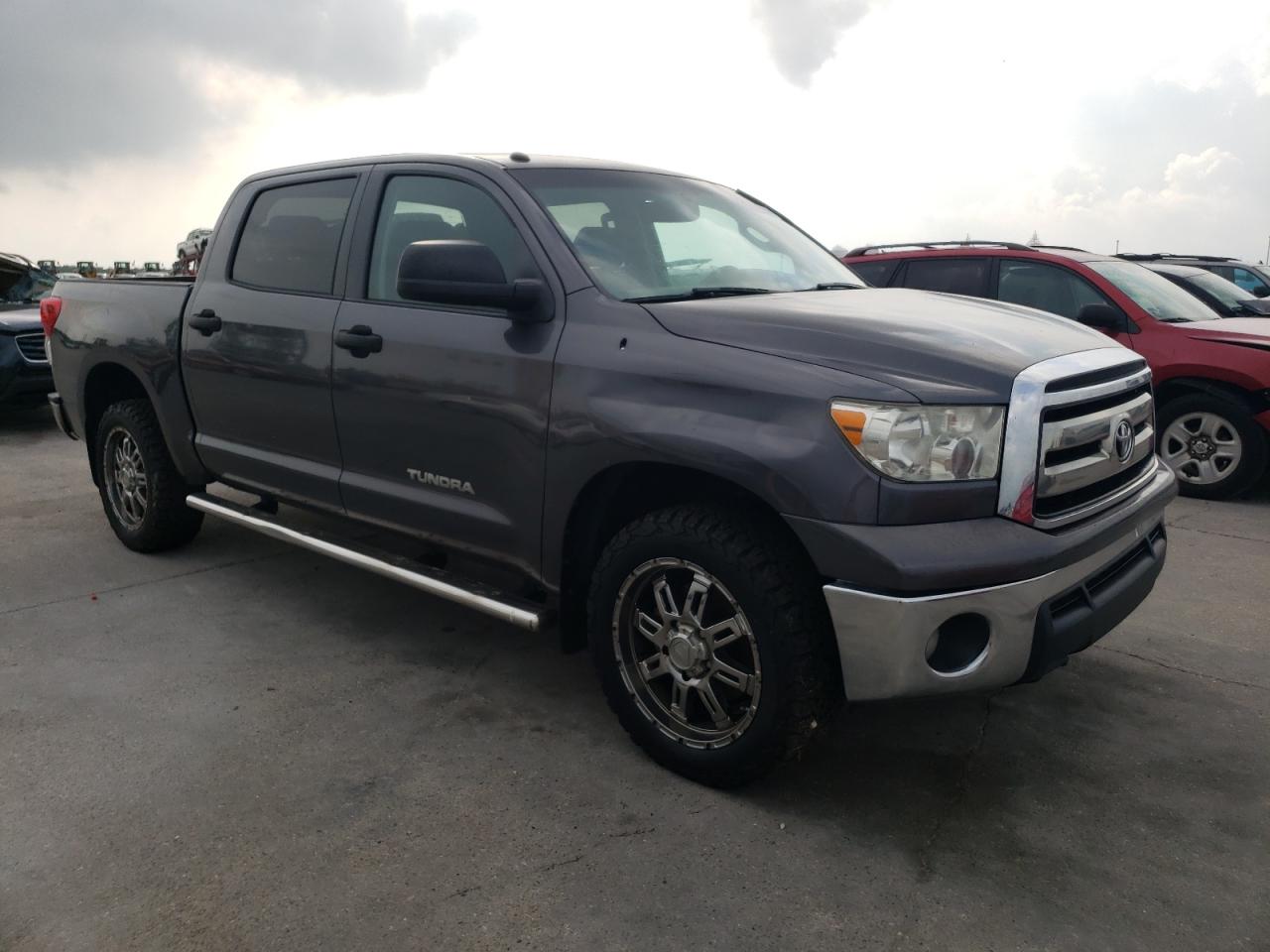 5TFDM5F18DX044926 2013 Toyota Tundra Crewmax Sr5