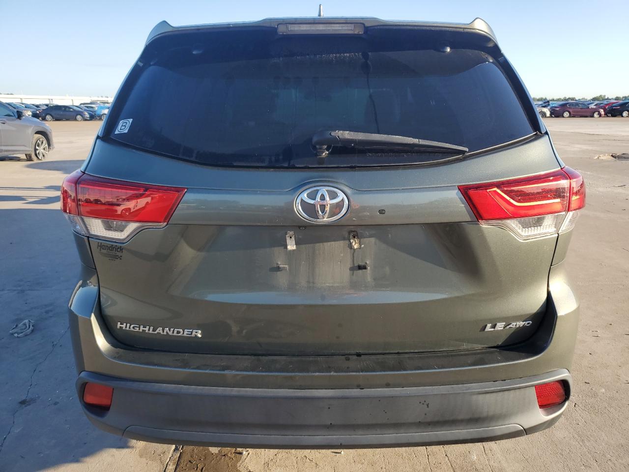 5TDBZRFH2JS833443 2018 Toyota Highlander Le