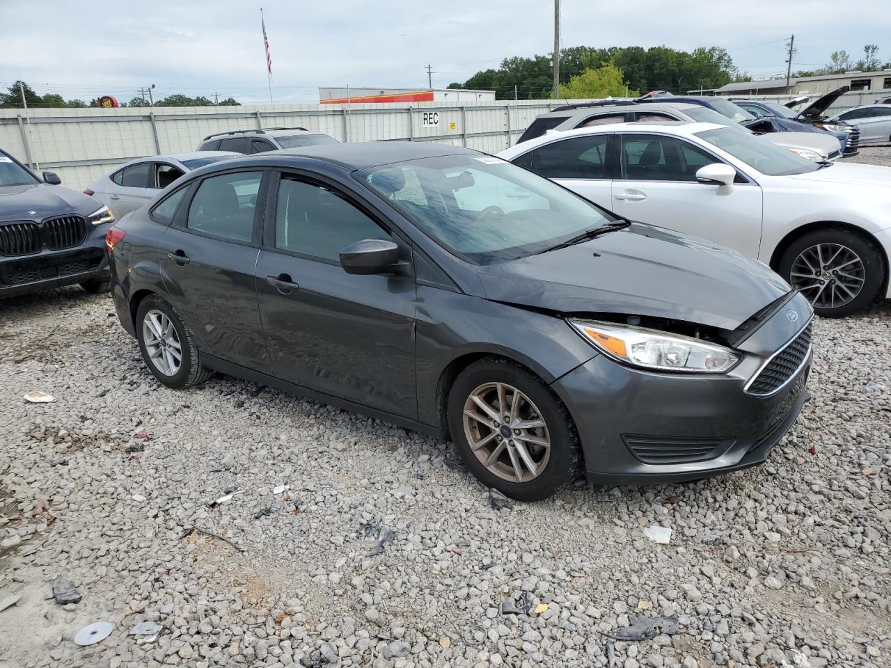 2018 Ford Focus Se vin: 1FADP3F26JL219977