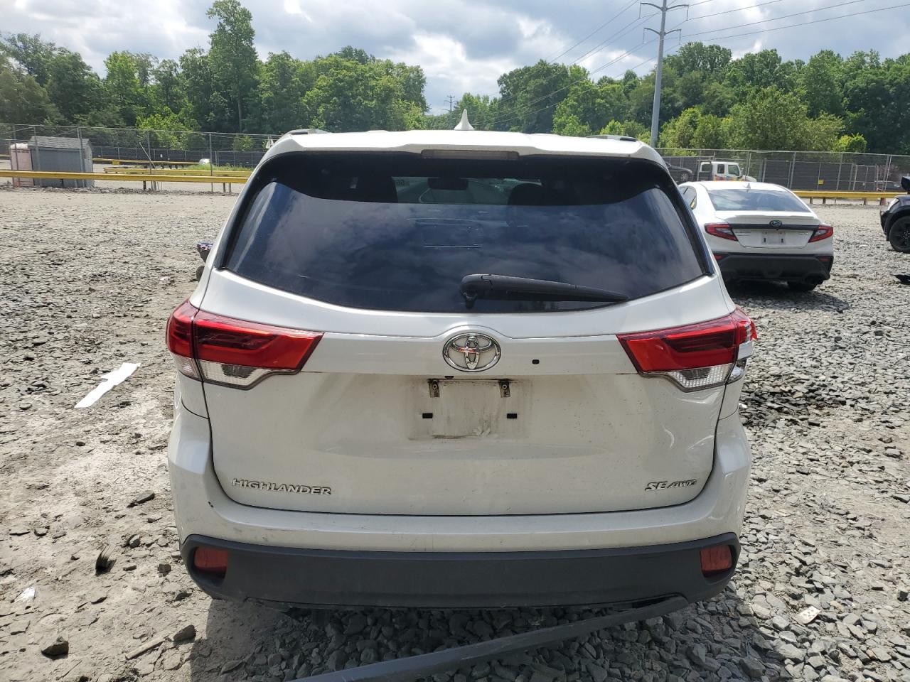 5TDJZRFH3HS519810 2017 Toyota Highlander Se