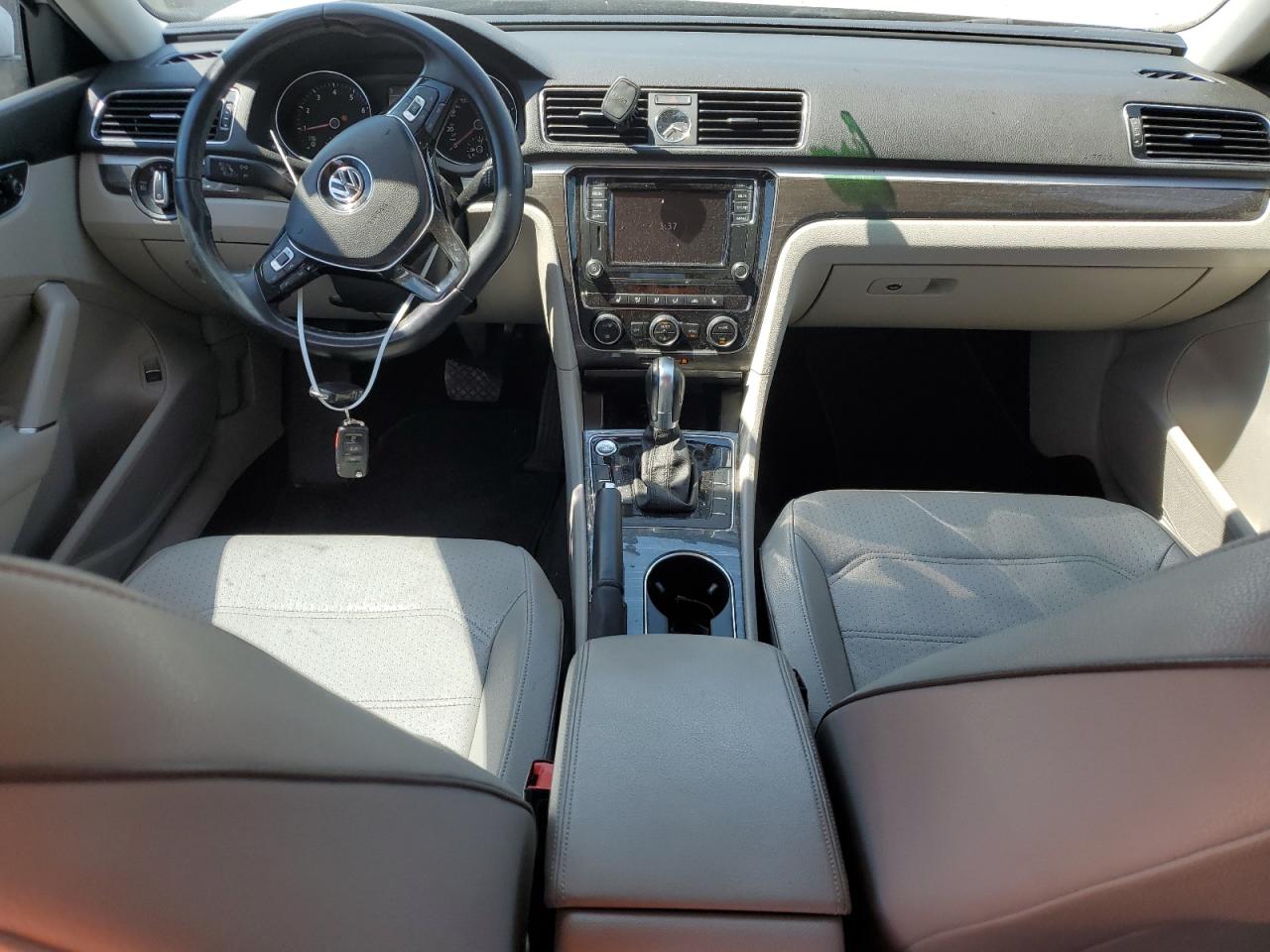 1VWBT7A38HC047334 2017 Volkswagen Passat Se