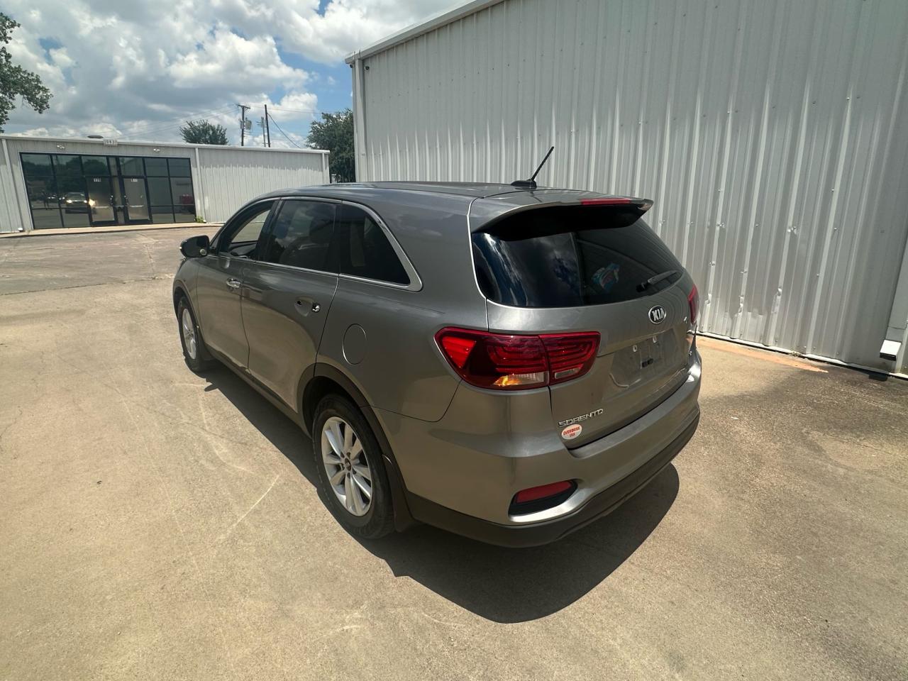 2019 Kia Sorento Lx vin: 5XYPG4A5XKG496773