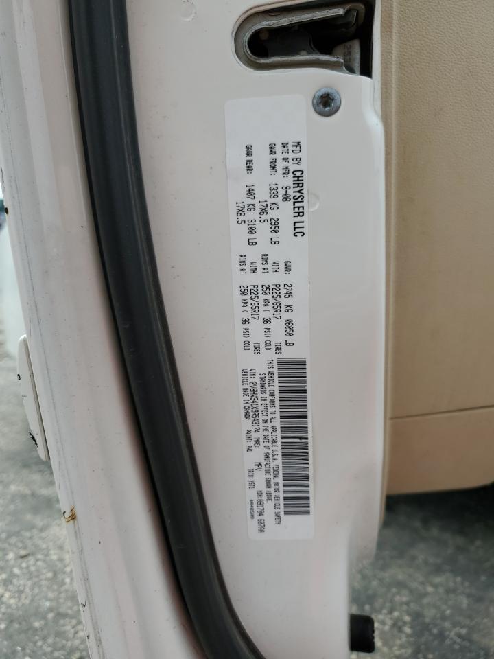 2V8HW341X9R543174 2009 Volkswagen Routan Se