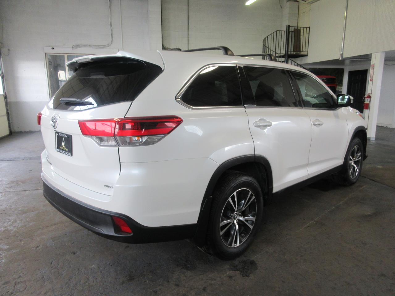 2019 Toyota Highlander Le vin: 5TDBZRFH5KS944960