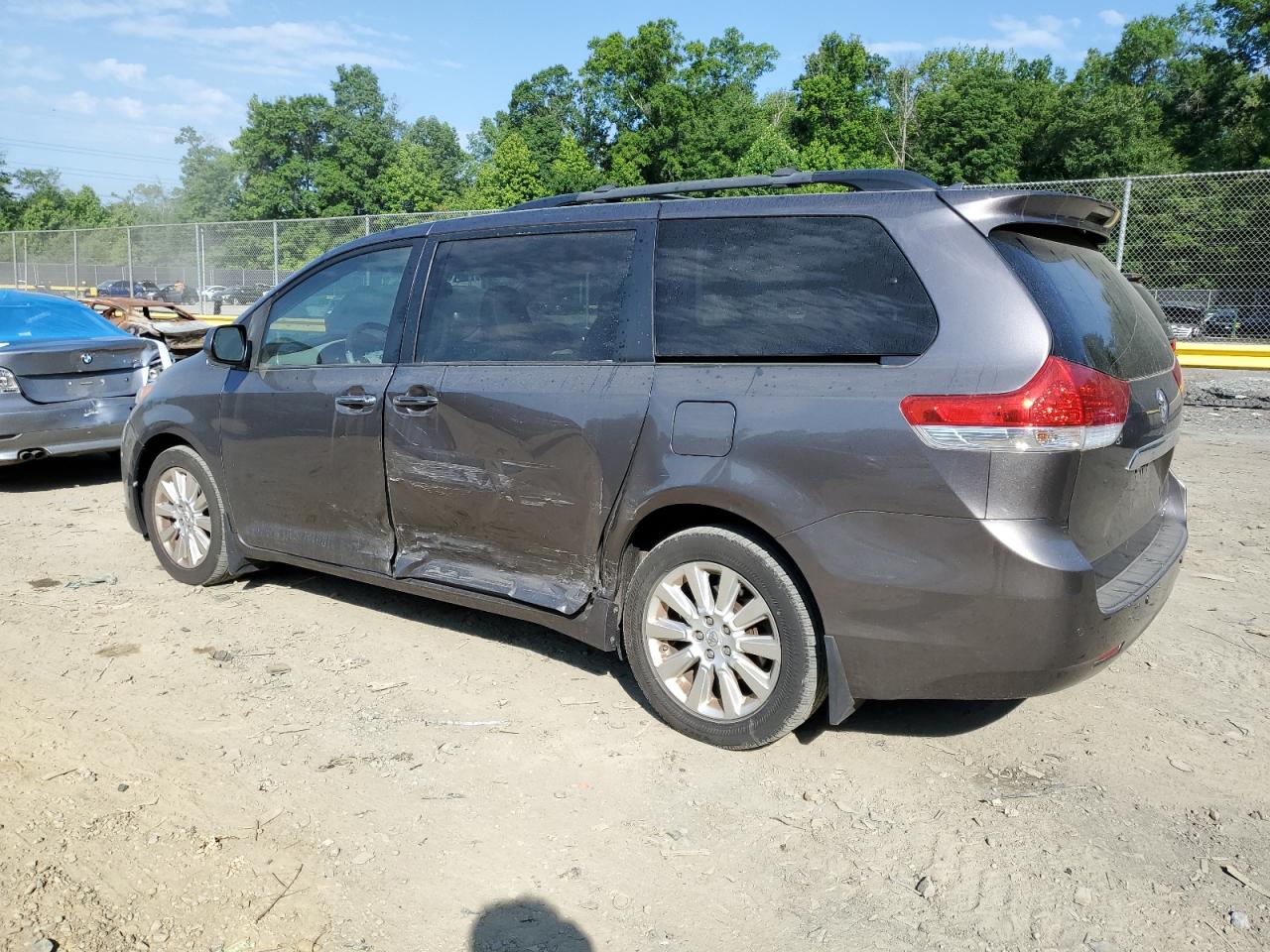 5TDDK3DC8BS009384 2011 Toyota Sienna Xle