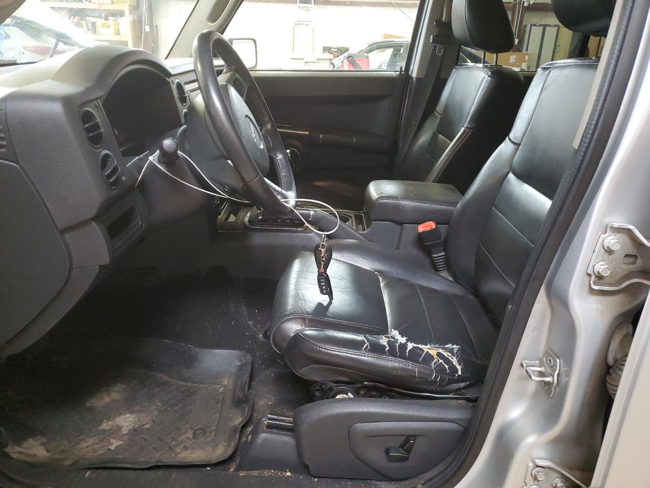 1J4RG4GK8AC152989 2010 Jeep Commander Sport