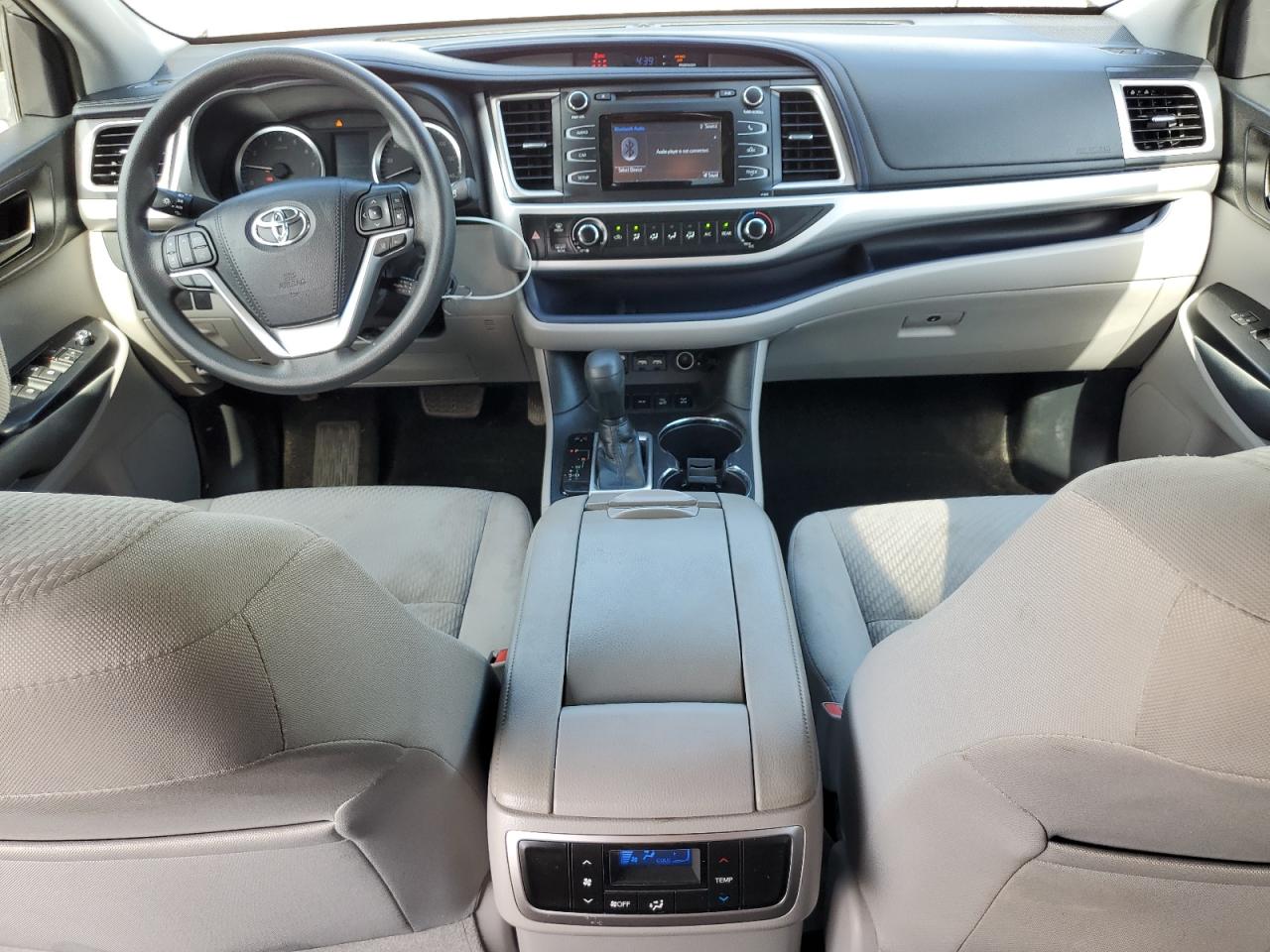 5TDBZRFH9KS999976 2019 Toyota Highlander Le