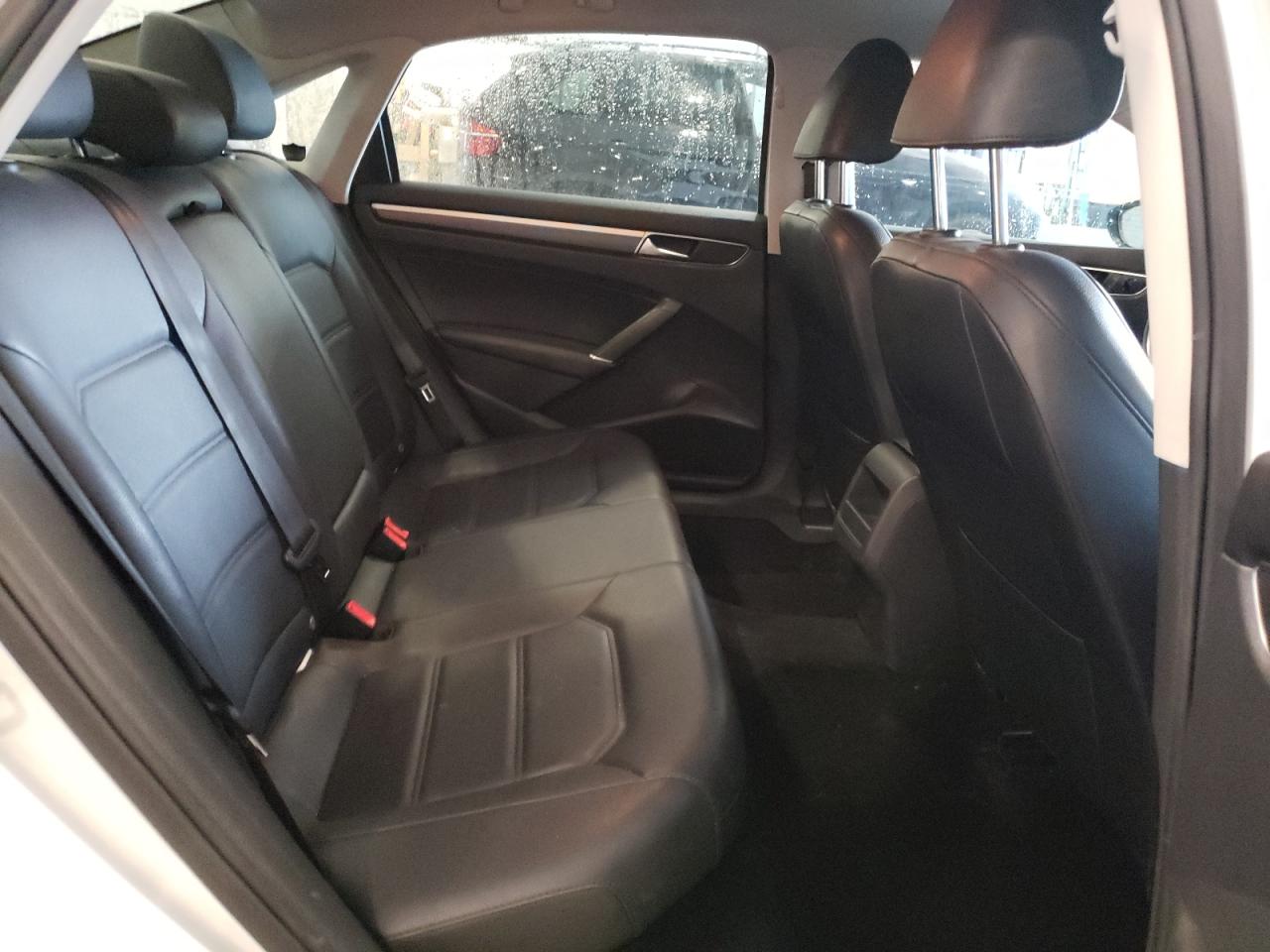 1VWAA7A3XJC052333 2018 Volkswagen Passat S