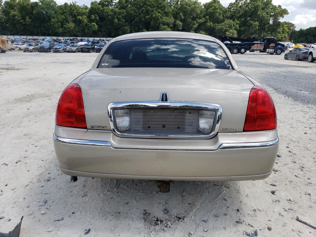 2LNBL8CVXAX615675 2010 Lincoln Town Car Signature Limited