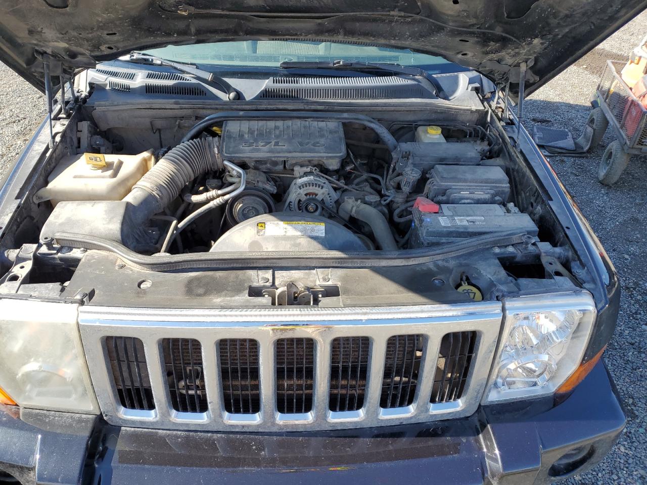 1J8HG48K58C228705 2008 Jeep Commander Sport