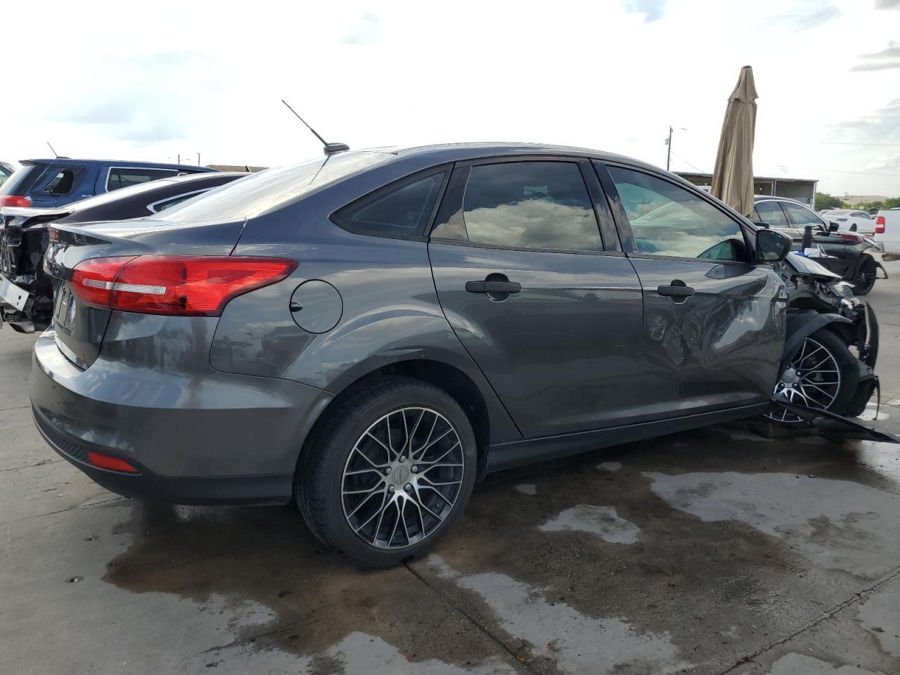 2018 Ford Focus S vin: 1FADP3E26JL325671