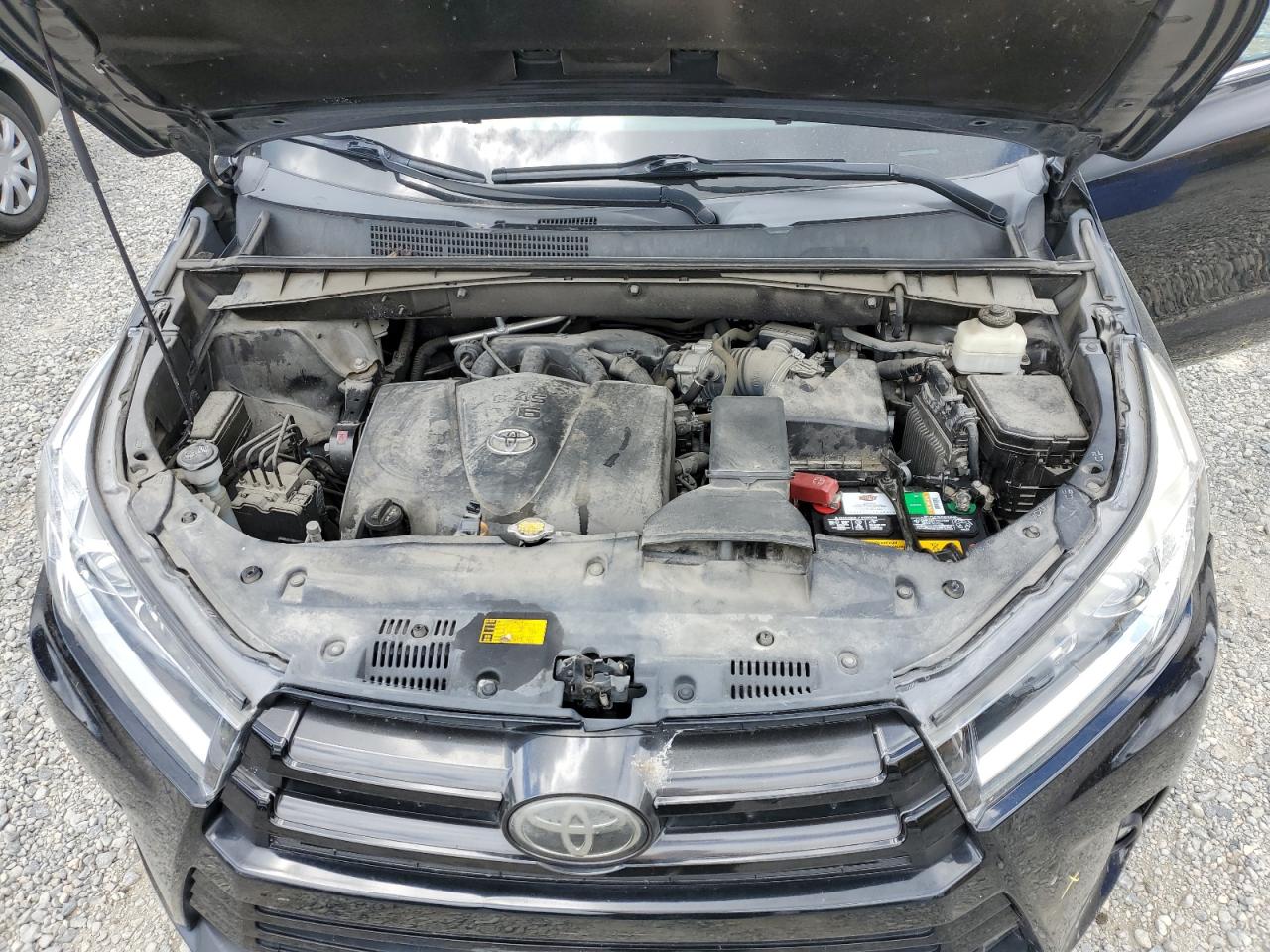 5TDKZRFH0HS509840 2017 Toyota Highlander Se