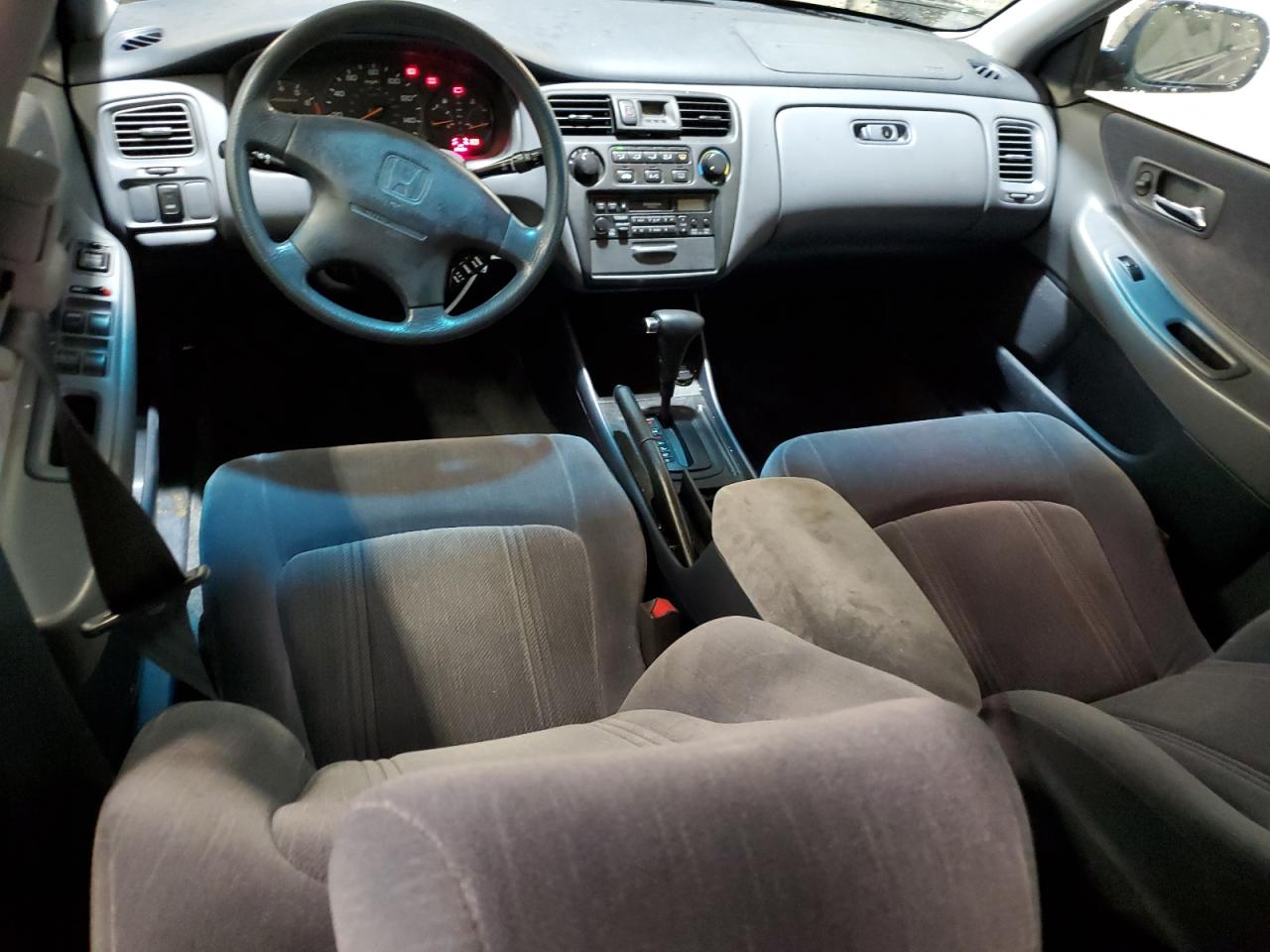 1HGCG5641YA003562 2000 Honda Accord Lx