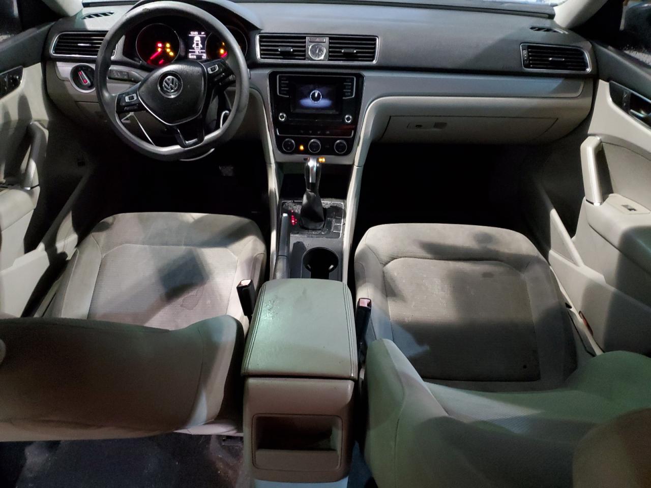 1VWAT7A30HC015005 2017 Volkswagen Passat S