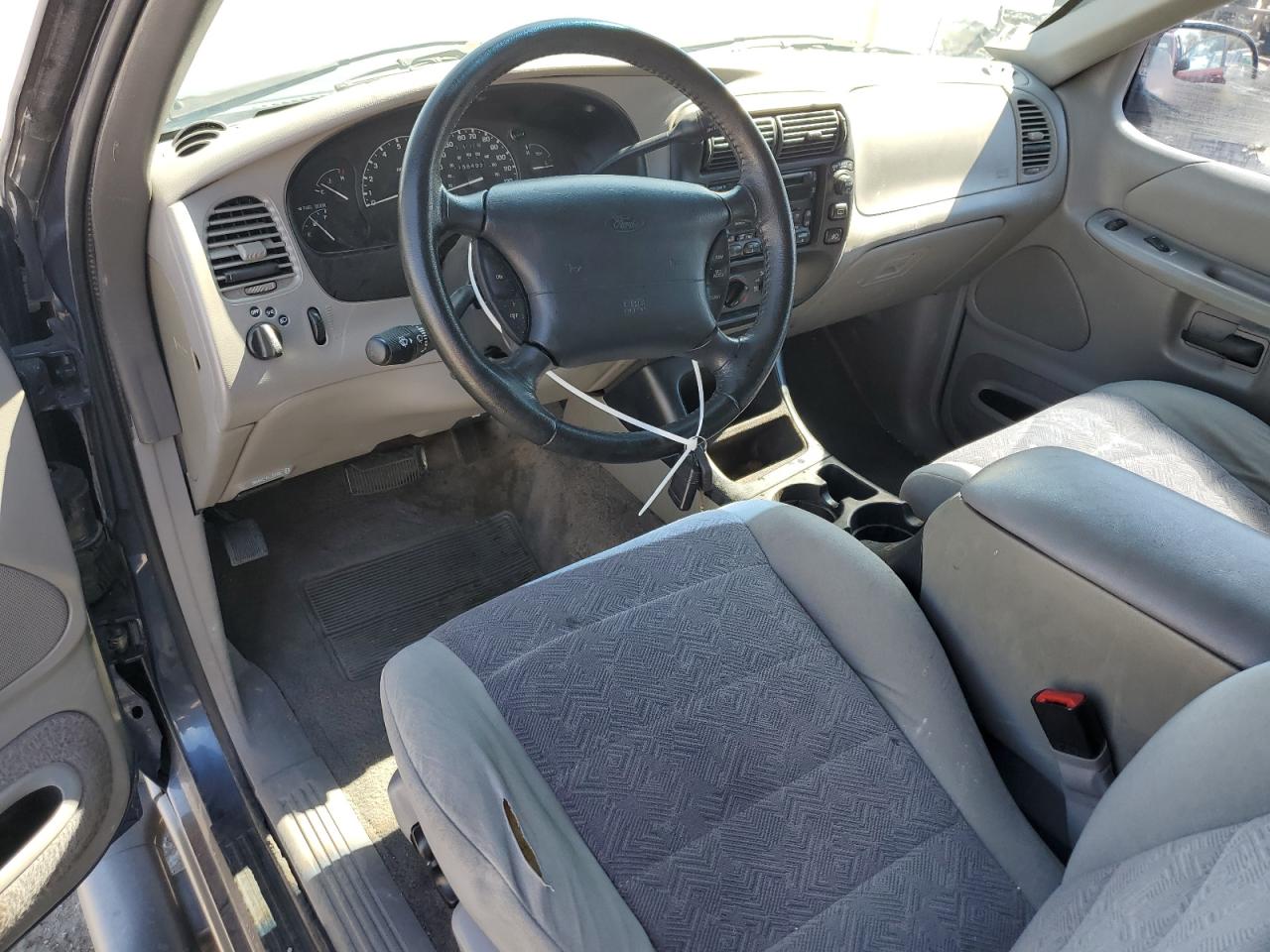 1FMYU24E0XUC25655 1999 Ford Explorer