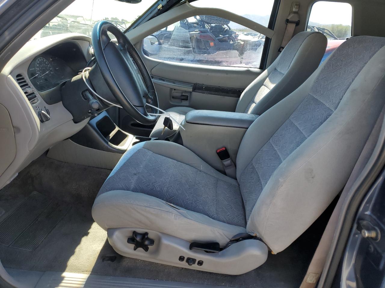 1FMYU24E0XUC25655 1999 Ford Explorer