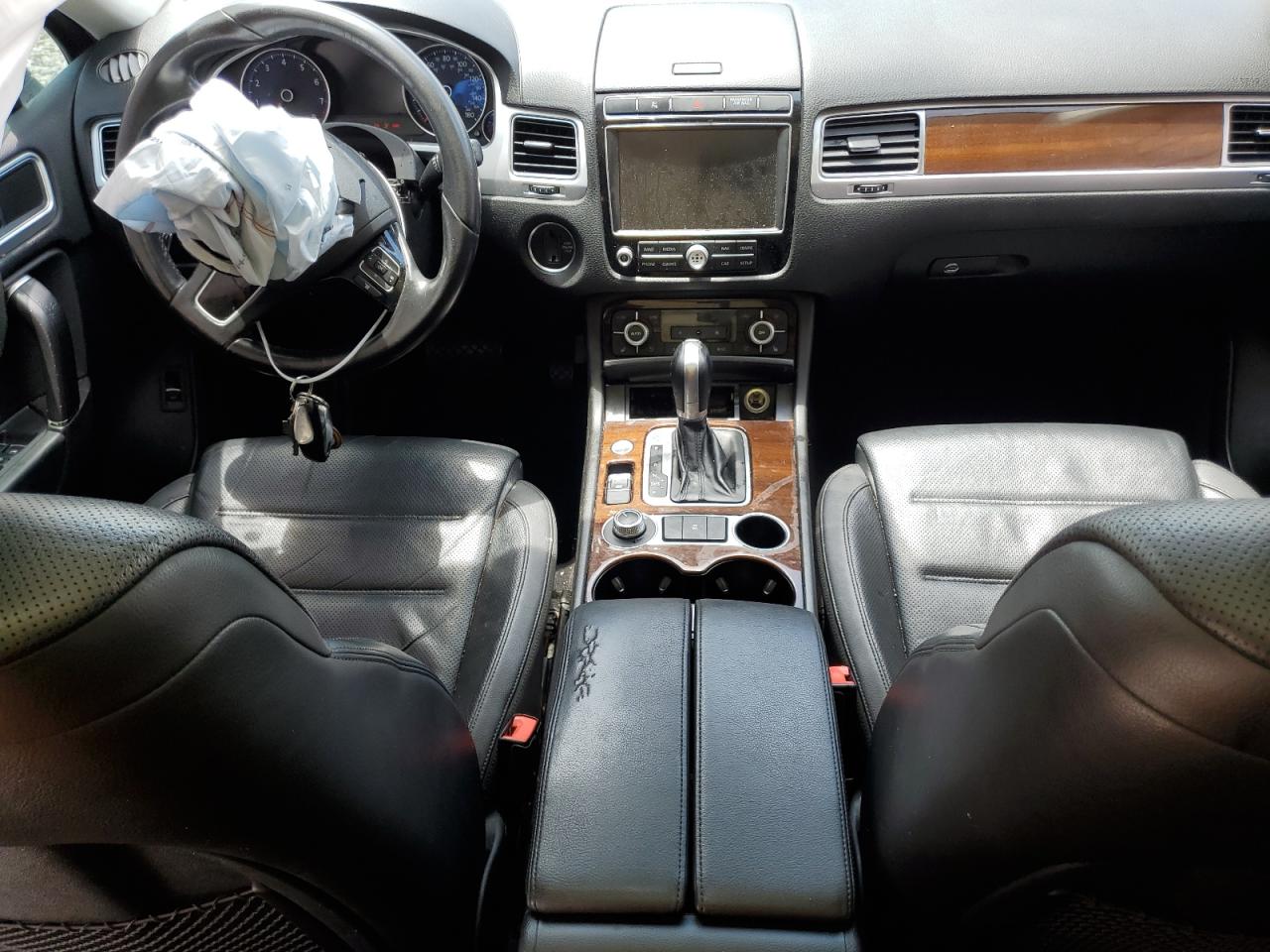 WVGEF9BP1GD001868 2016 Volkswagen Touareg Sport